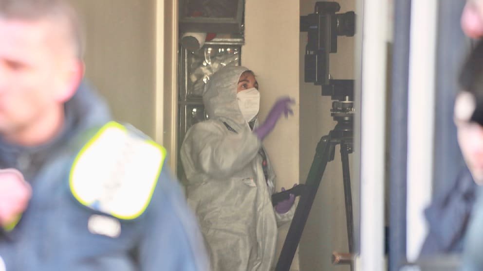 Eine Polizistin sichert in dem Mehrfamilienhaus in Hoheluft Spuren