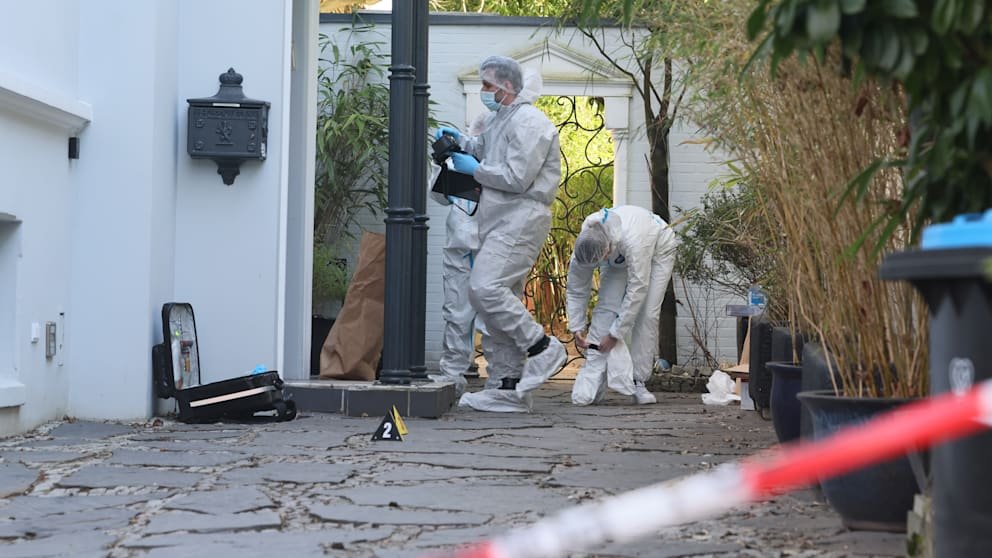 Auch in Wandsbek sind Polizeibeamte in einem Haus in der Claudiusstraße im Einsatz