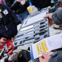 Ein Marktstandbesitzer fragte die Polizei, ob er weiterhin Küchenmesser verkaufen darf, während die Beamten Flyer in unterschiedlichen Sprachen auf dem Leopoldplatz verteilen. Neue Waffenverbotszonen in Berlin