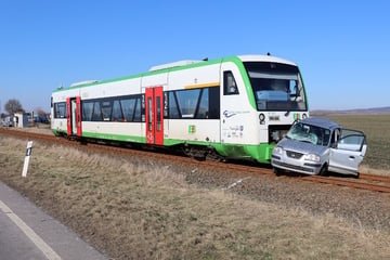 Zug erfasst Hyundai: Fahrer stirbt wenig später im Krankenhaus
