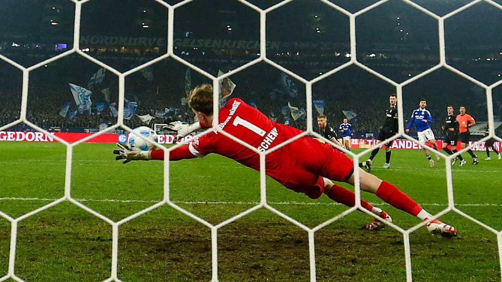 Preußen-Keeper Johannes „Jojo“ Schenk zeigte auf Schalke ein gutes Spiel, konnte das späte Siegtor der Hausherren aber nicht verhindern