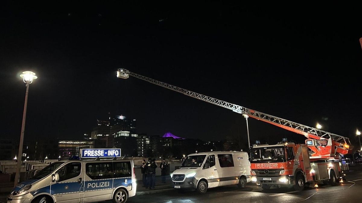 Die Berliner Feuerwehr leuchtete das Mahnmal mithilfe eines Krans aus. Die Berliner Feuerwehr leuchtete das Mahnmal mithilfe eines Krans aus.