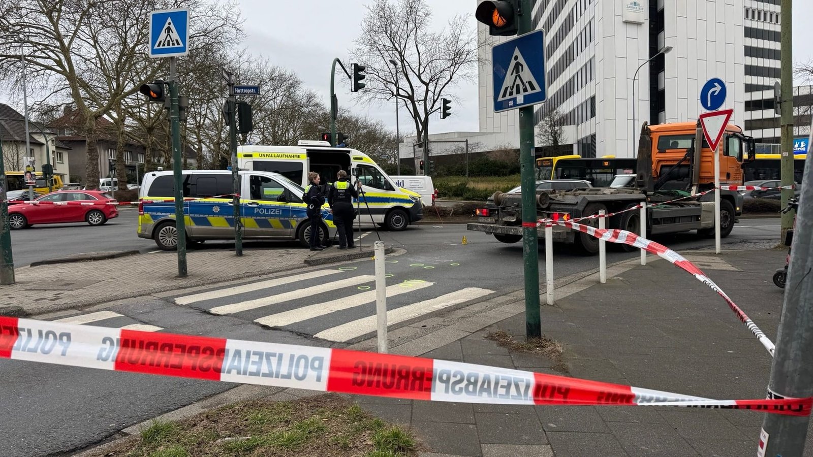 Unfall in Essen: Ein Junge ist am Montag von einem Lkw angefahren worden. Unfall in Essen: Ein Junge ist am Montag von einem Lkw angefahren worden.