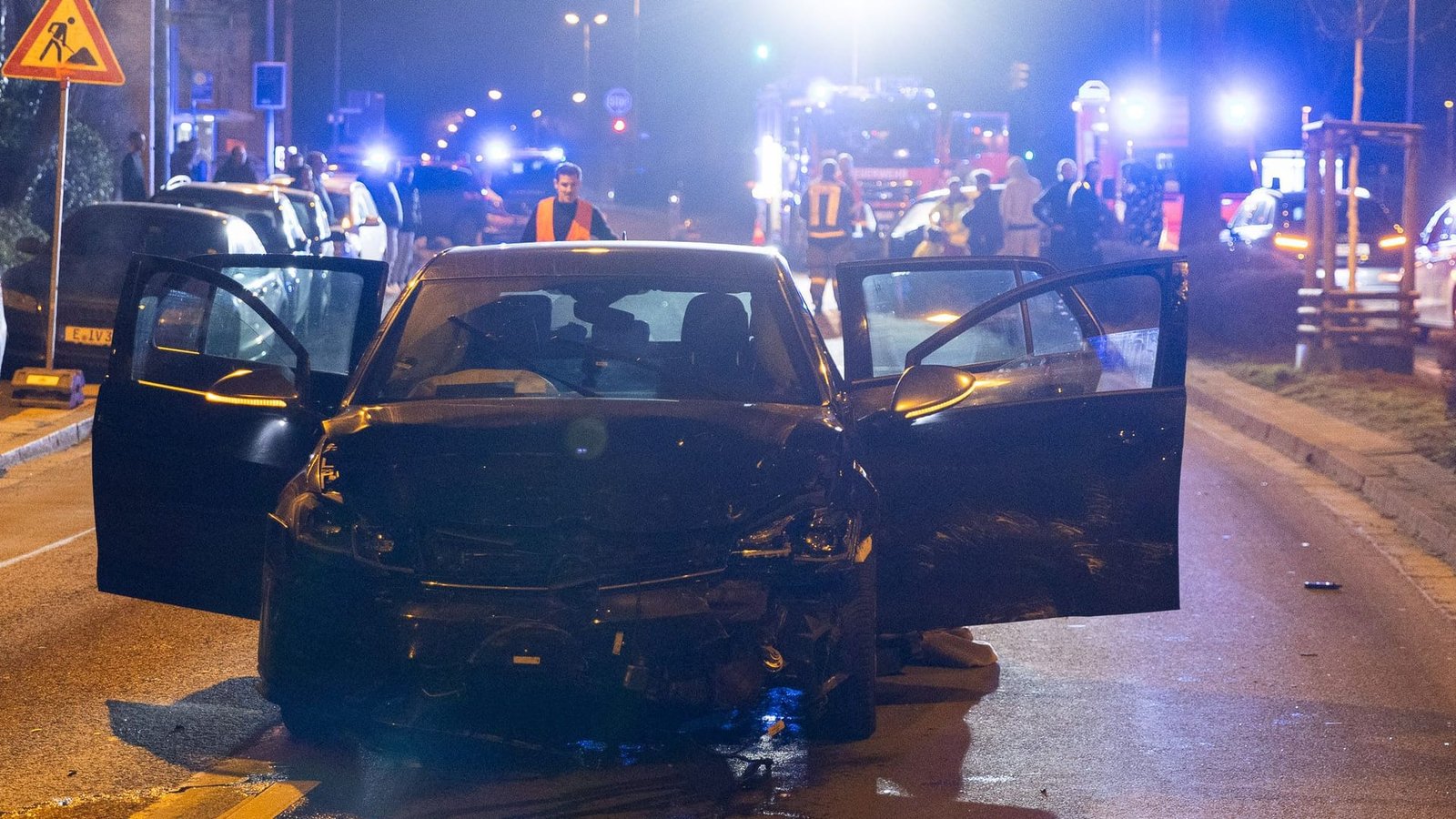 In Essen hat sich am späten Dienstagabend ein schwerer Verkehrsunfall ereignet. In Essen hat sich am späten Dienstagabend ein schwerer Verkehrsunfall ereignet.