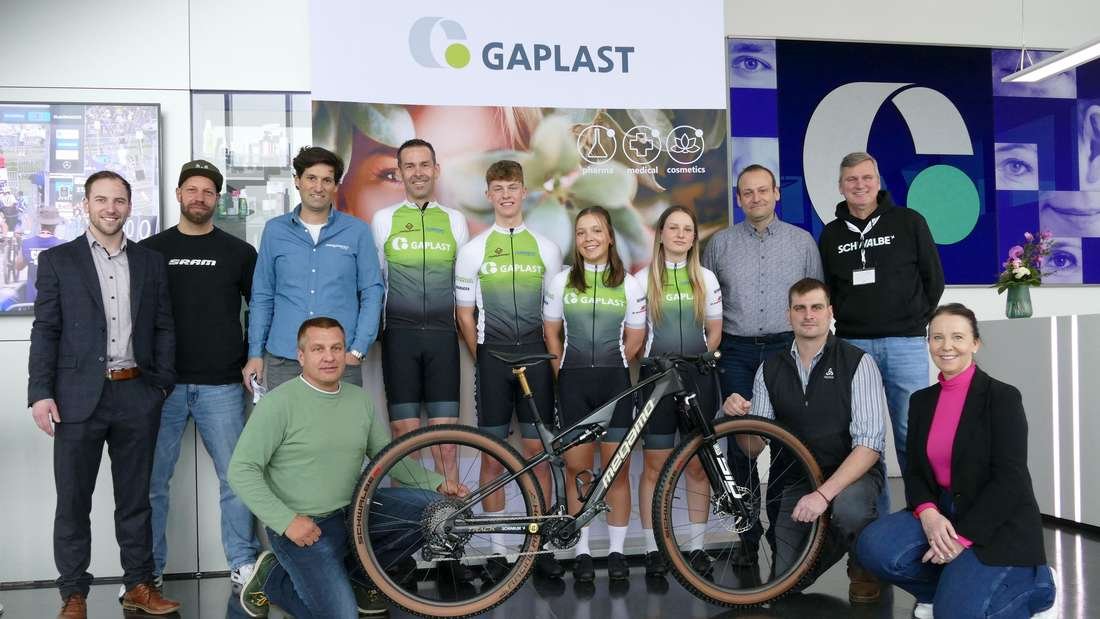Vorstellung „Gaplast Mountainbike Team“ in Peiting: (hiv.l.) Simon Hibler (AOK), Felix Wilhelm (Firma Hartje), Christopher Haas (Firma Megamo), Andreas Schmid, Simon Donner, Pia Pflüger, Felicitas Keller, Stpephan Kneer (Geschäftsführer/Inhaber Gaplast), Christian Wildgruber (Firma Schwalbe), (vo.v.li.) Franz Keller (Firma 2Radstadl), Thomas Albrecht (Firma Kunstschmiede Albrecht) und Beatrix Heinritz (Prokuristin Gaplast).