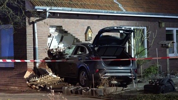 Ein Auto ist nach einem Unfall in Apen in einer Hauswand geraten. Ein Auto ist nach einem Unfall in Apen in einer Hauswand geraten.