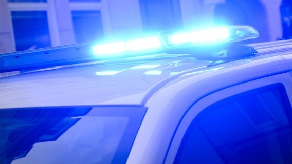 Ein Blaulicht leuchtet auf einem Einsatzfahrzeug der Polizei. Ein Blaulicht leuchtet auf einem Einsatzfahrzeug der Polizei. © dpa-Bildfunk Foto: Julian Stratenschulte