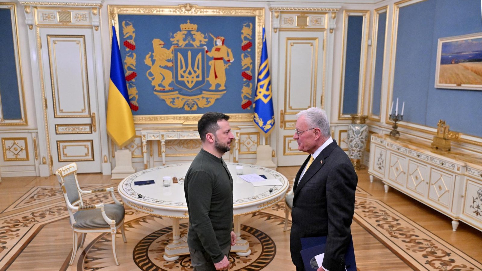 Der ukrainische Präsident Selenskyj und der US-Sondergesandte Kellogg stehen sich im Büro Selenskyjs gegenüber. Der ukrainische Präsident Selenskyj und der US-Sondergesandte Kellogg stehen sich im Büro Selenskyjs gegenüber.