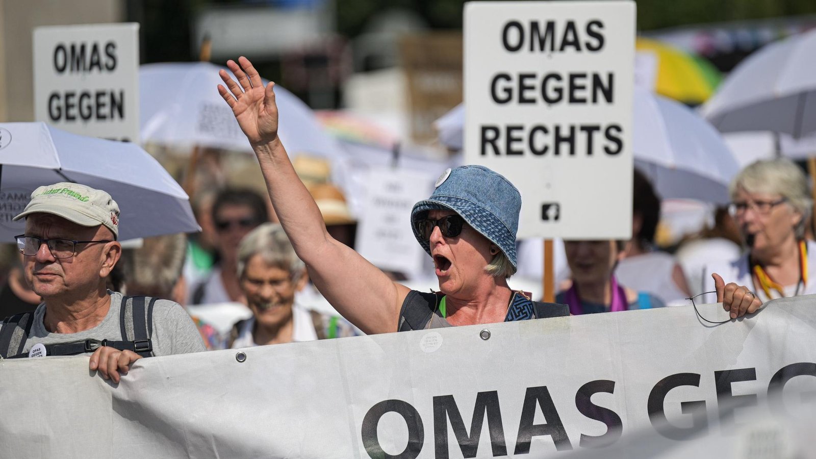 Teilnehmerinnen und Teilnehmer bei einer Demonstration. Sie halten Schilder und Transparente mit "Omas gegen Rechts". Teilnehmerinnen und Teilnehmer bei einer Demonstration. Sie halten Schilder und Transparente mit "Omas gegen Rechts".