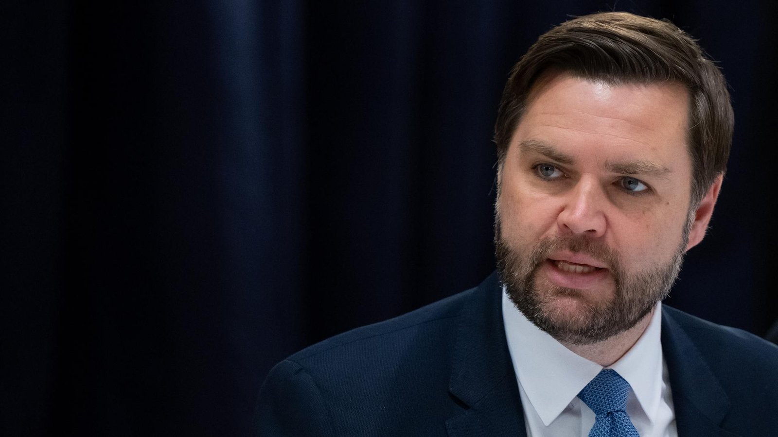 Mann im Anzug vor dunklem Hintergrund: J.D. Vance, Vizepräsident der Vereinigten Staaten von Amerika, auf der Münchner Sicherheitskonferenz Mann im Anzug vor dunklem Hintergrund: J.D. Vance, Vizepräsident der Vereinigten Staaten von Amerika, auf der Münchner Sicherheitskonferenz