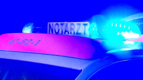 Ein Notarzt-Schriftzug auf einem Einsatzfahrzeug. Ein Notarzt-Schriftzug auf einem Einsatzfahrzeug. © NonstopNews