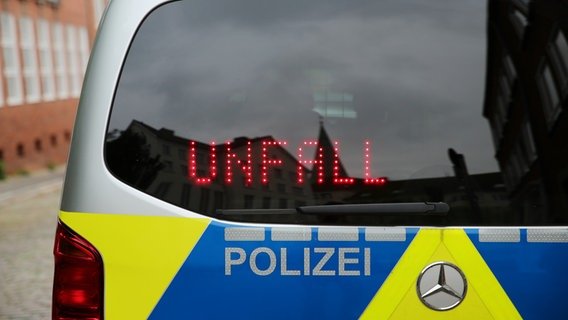 Der Schriftzug "UNFALL" ist an einer Rückscheibe eines Streifenwagens der Polizei zu sehen. Der Schriftzug "UNFALL" ist an einer Rückscheibe eines Streifenwagens der Polizei zu sehen. © NDR Foto: Pavel Stoyan