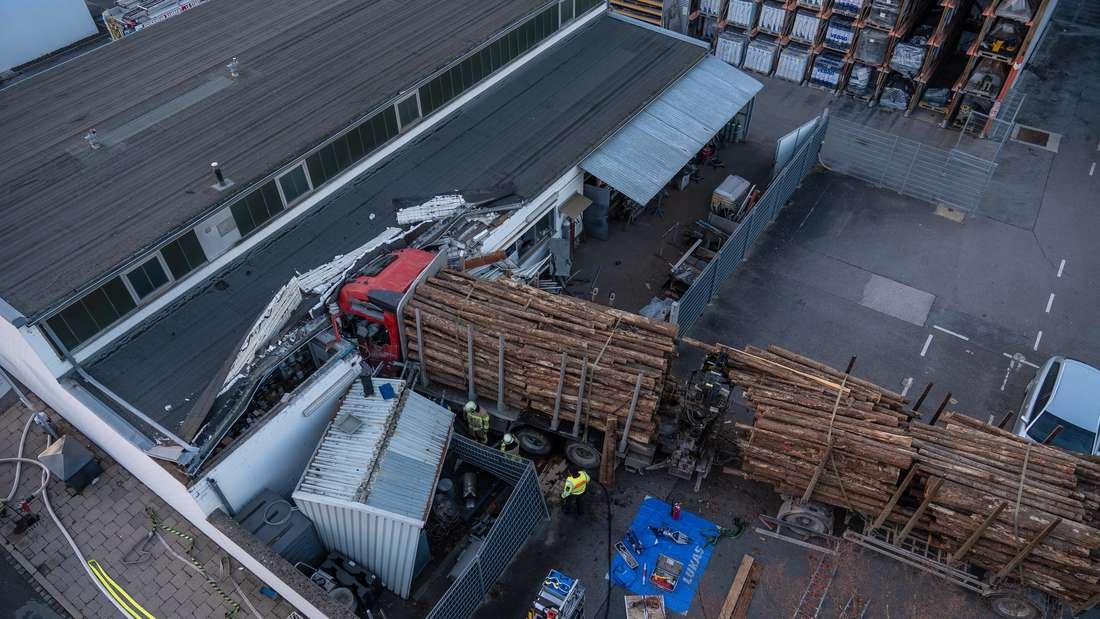 A heavy truck crashed into an office in Bamberg. The driver suffered a medical emergency.