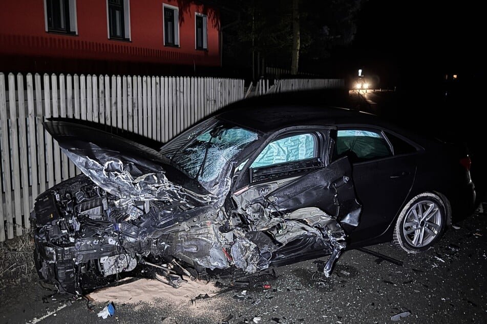 Frontalunfall: Dieses Fahrzeug kollidierte am Donnerstagabend in Oelsnitz (Vogtland) mit einem weiteren Auto.