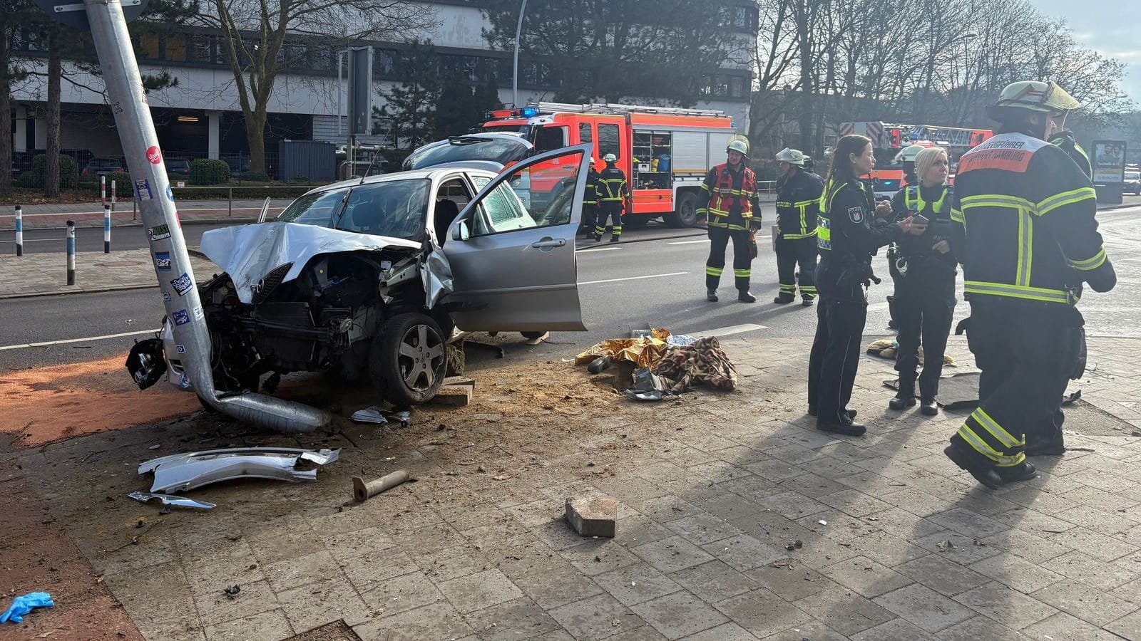 Das zerstörte Auto steht vor der Laterne: Eine ältere Frau ist am Dienstag bei einem schweren Unfall in Hamburg gestorben. Das zerstörte Auto steht vor der Laterne: Eine ältere Frau ist am Dienstag bei einem schweren Unfall in Hamburg gestorben.