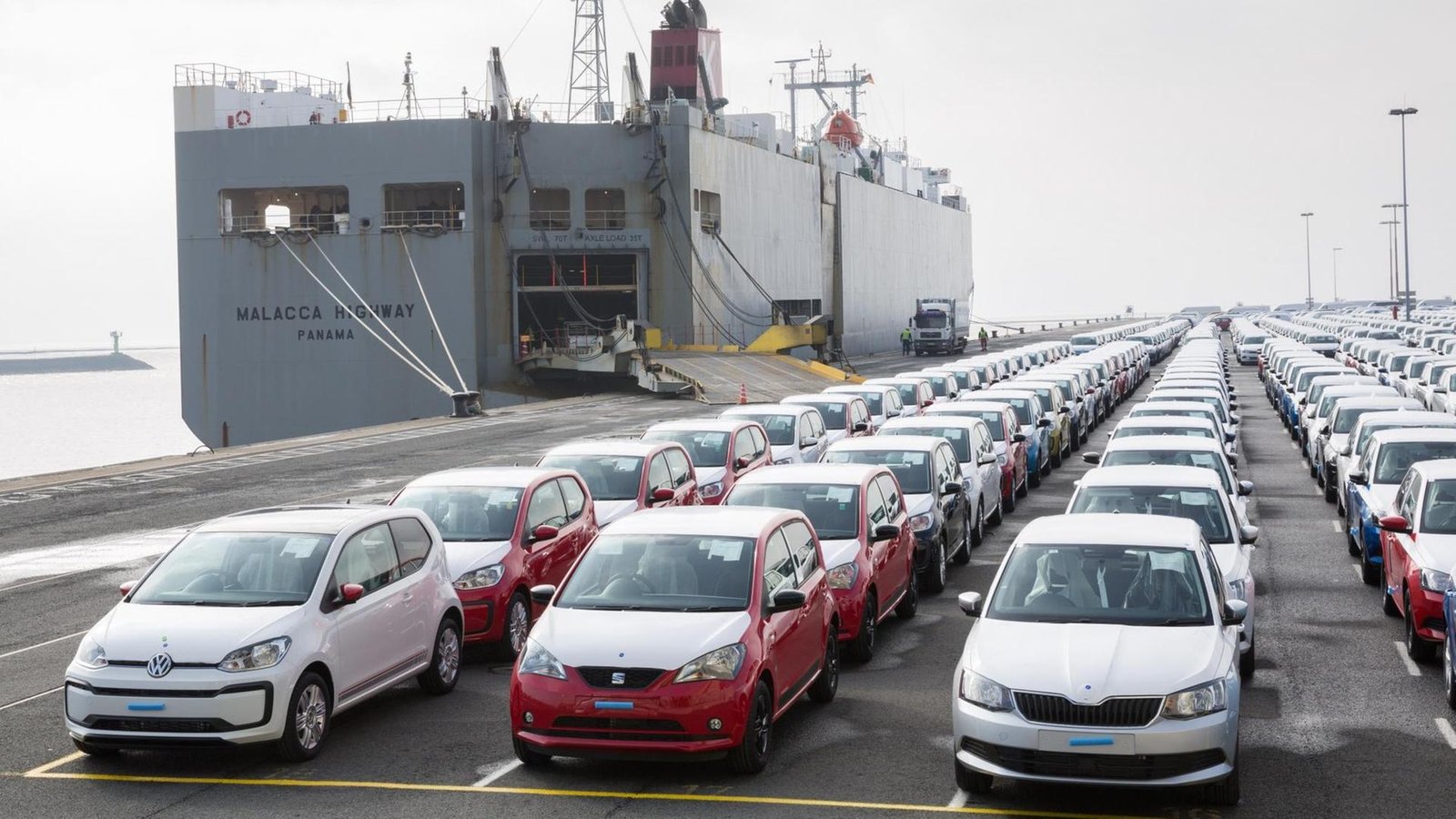 Fahrzeuge sind im Hafen von Emden zur Verschiffung bereit. Fahrzeuge sind im Hafen von Emden zur Verschiffung bereit.