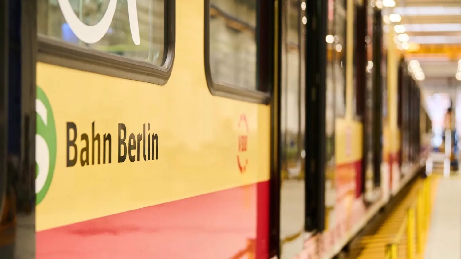Die S–Bahnlinien S1 und S8 fallen in Oberhavel noch weitere Wochen aus. Die Trasse zwischen Frohnau und Oranienburg wird modernisiert. Fahrgäste müsen mit erhblichen Einschränkungen rechnen.
16.02.2022, Berlin: ·S-Bahn Berlin" steht auf einem Vorserienzug, der die Jungfernfahrt in Berlin hinter sich hat. Züge der neuen S-Bahn-Baureihe für Berlin 483 / 484 stehen zur Fertigung im Stadler-Werk Berlin. Teilweise fahren die Züge schon auf den Linien S 47 und S 45 und ab Juli auch auf der S 46 zwischen Königs Wusterhausen und Westend. Foto: Annette Riedl/dpa +++ dpa-Bildfunk +++