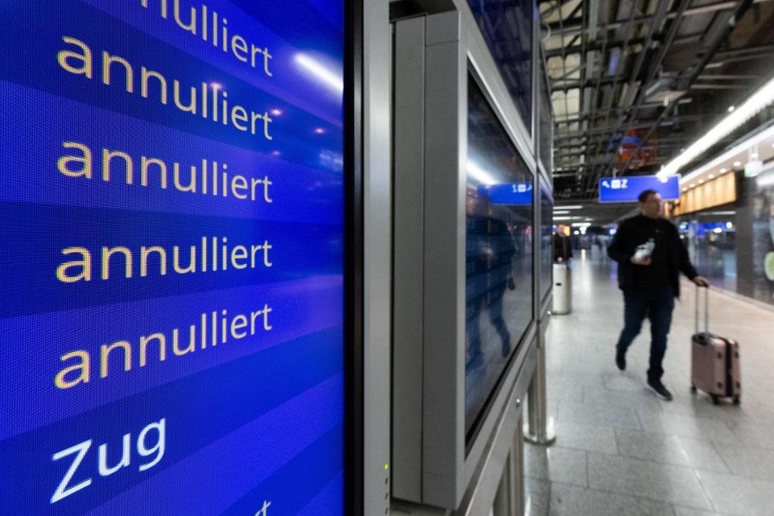 Passagiere am Flughafen Frankfurt müssen sich am Montag auf viele gestrichene Flüge einstellen. (Archivfoto)