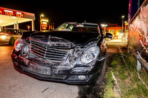 Der Mercedes wies erhebliche Frontschäden auf. Der Mercedes wies erhebliche Frontschäden auf.