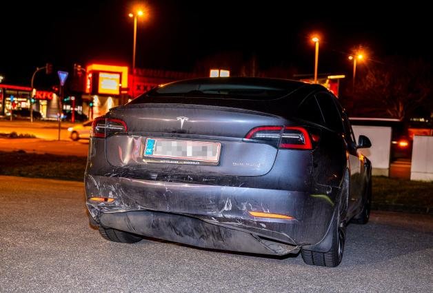 Auch der Tesla erlitt durch den Unfall erhebliche Schäden. Auch der Tesla erlitt durch den Unfall erhebliche Schäden.