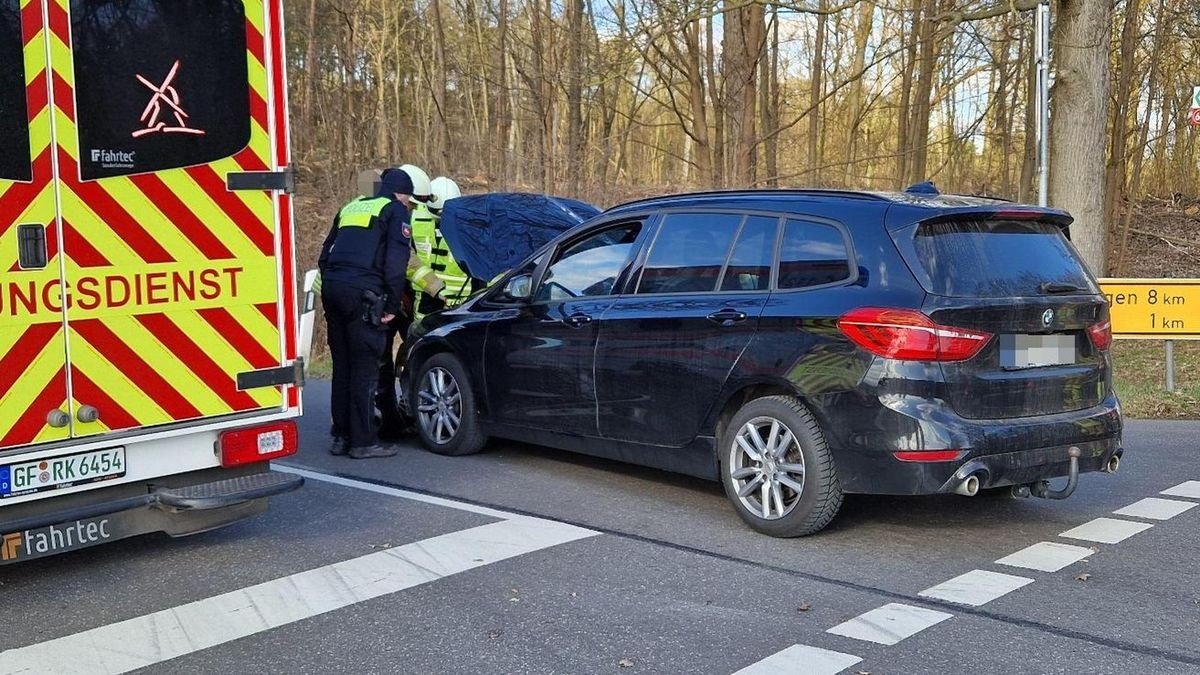 Auf der Bundesstraße 188 nahe Päse sind am Sonntag zwei Autos zusammengestoßen. Die vier Beteiligten verletzten sich, drei kamen in das Krankenhaus nach Gifhorn. Unfall Päse B188