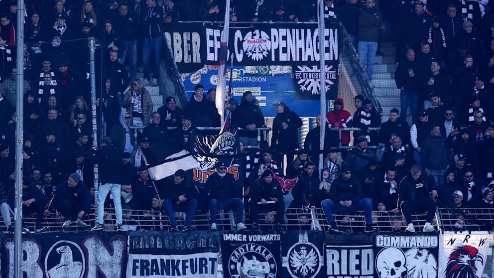 So wird das Spiel nicht angepfiffen: Frankfurt-Banner versperren den Rettungsweg