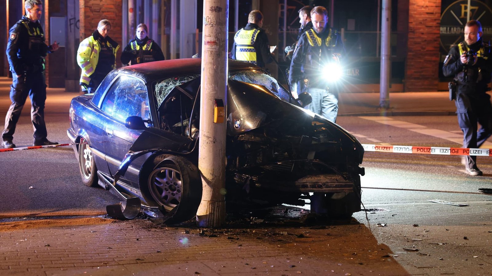 Ein Überholmanöver in Hamburg endete am Sonntagabend an einem Laternenpfosten. Ein Überholmanöver in Hamburg endete am Sonntagabend an einem Laternenpfosten.