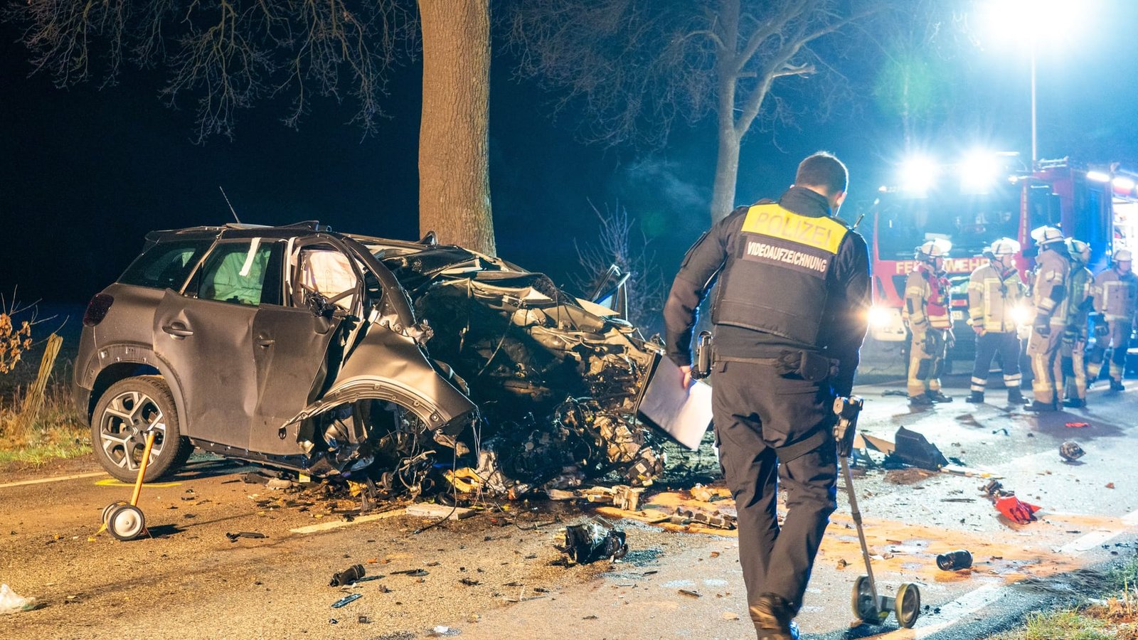 Ein Autofahrer ist bei einem schweren Verkehrsunfall in Wistedt im Landkreis Harburg ums Leben gekommen. Ein Autofahrer ist bei einem schweren Verkehrsunfall in Wistedt im Landkreis Harburg ums Leben gekommen.