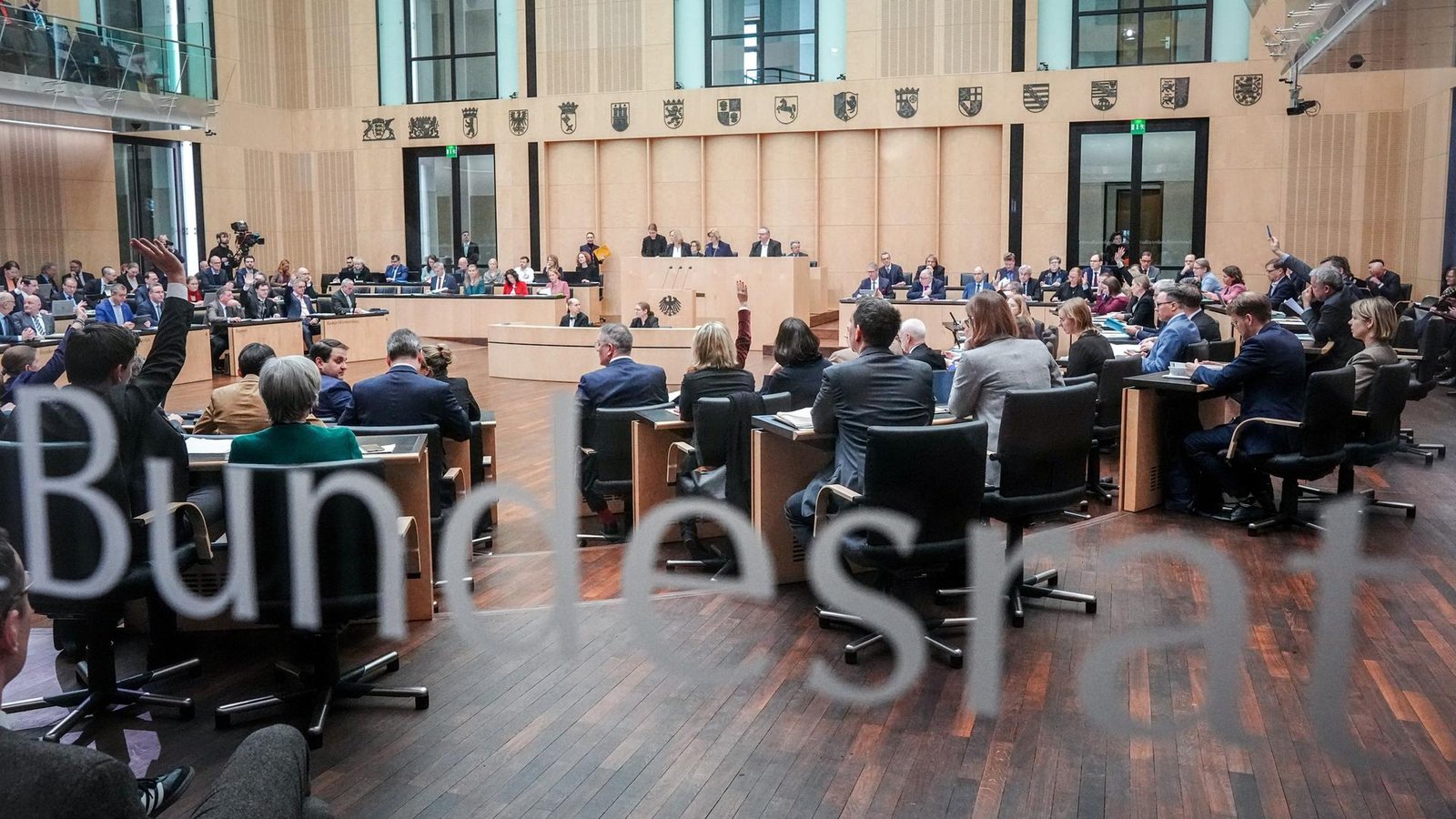 Berlin: Mitglieder des Bundesrates heben ihre Hand für eine Abstimmung. Berlin: Mitglieder des Bundesrates heben ihre Hand für eine Abstimmung.