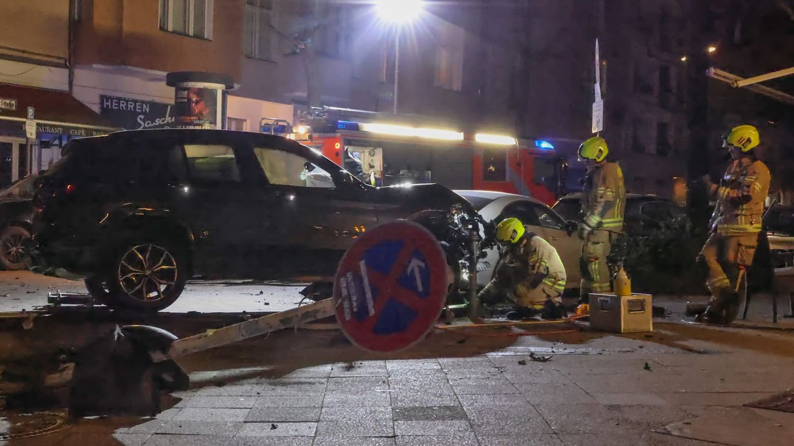Kurz vor Mitternacht ereignete sich am Samstag an der Kreuzung Sächsische Straße/Pariser Straße ein schwerer Verkehrsunfall. Kurz vor Mitternacht ereignete sich am Samstag an der Kreuzung Sächsische Straße/Pariser Straße ein schwerer Verkehrsunfall.