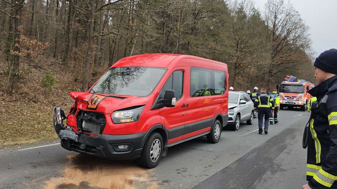 Eines der am Unfall beteiligten Fahrzeuge war ein Kleinbus, der mit mehreren Personen besetzt war.