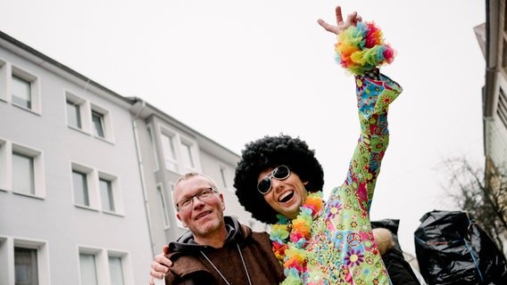 Zwei Jecken in Osnabrück beim traditionellen Karnevalsumzug 'Ossensamstag'. Zwei Jecken in Osnabrück beim traditionellen Karnevalsumzug 'Ossensamstag'. © NDR Foto: Julius Matuschik