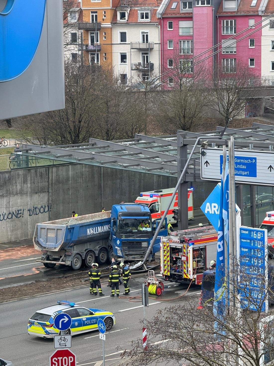 Ein Lkw ist auf dem Mittleren Ring in München auf Höhe es Petueltunnels durch eine Leitplanke gefahren.