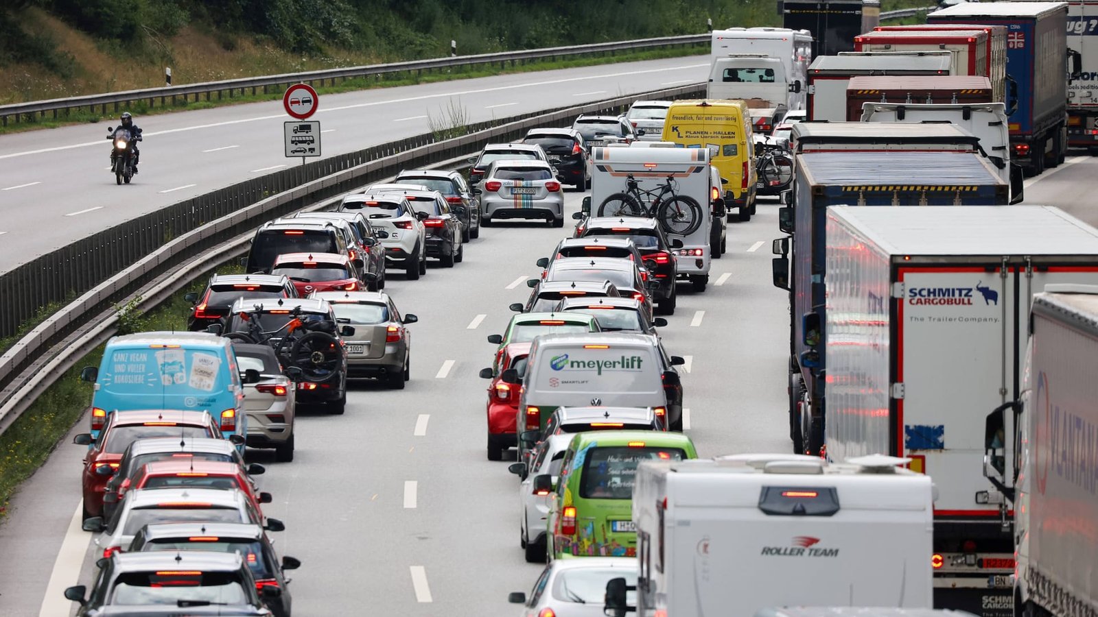Stau auf der A1 (Symbolbild): Wann die Sperrung aufgehoben wird, ist unklar. Stau auf der A1 (Symbolbild): Wann die Sperrung aufgehoben wird, ist unklar.