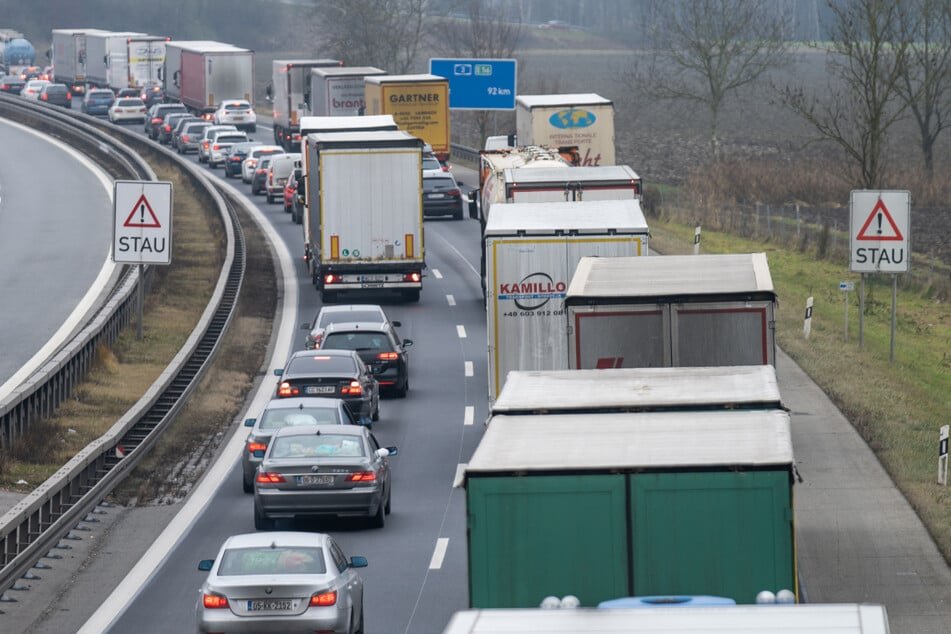 Nach einem Unfall bildete sich auf der A3 ein kilometerlanger Stau. (Symbolbild)