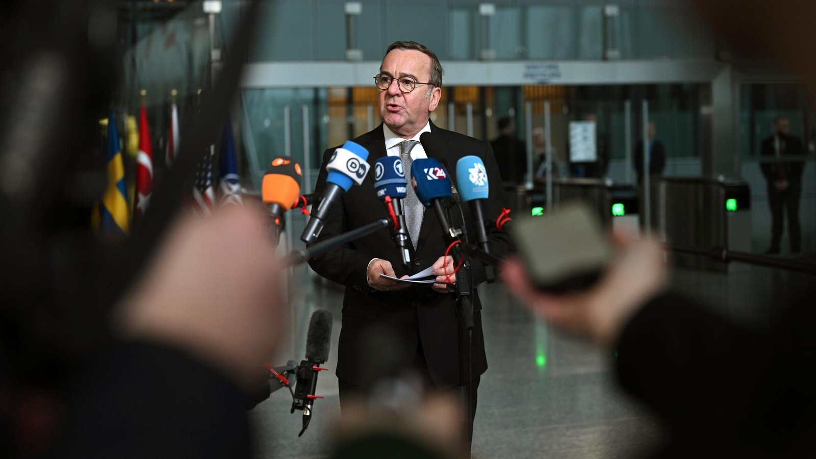 Bundesverteidigungsminister Pistorius spricht zu mehreren Reportern. Bundesverteidigungsminister Pistorius spricht zu mehreren Reportern.