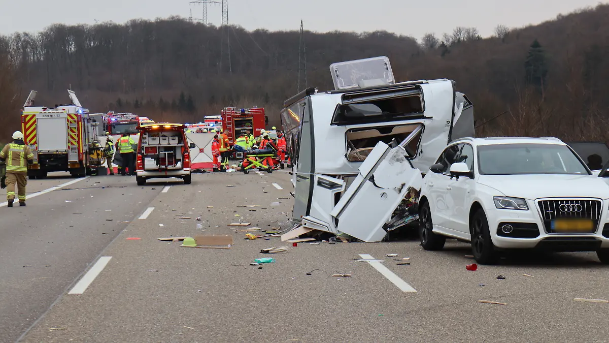 10.03.2025, Baden-Württemberg, Sinsheim: Blick auf die Unfallstelle. Bei einem schweren Verkehrsunfall auf der Autobahn 6 sind mehrere Personen schwer verletzt worden.