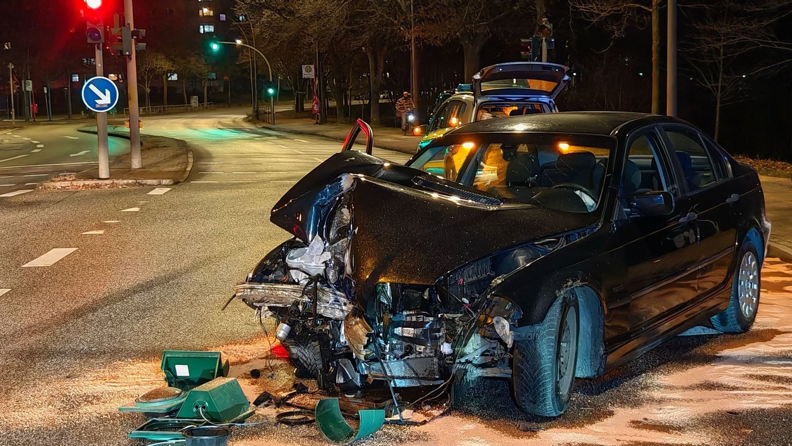 Ein Unfallauto steht auf einer Kreuzung: Bei einem mutmaßlichen Straßenrennen kam es am Sonntagabend in Hamburg zu einem schweren Unfall. Ein Unfallauto steht auf einer Kreuzung: Bei einem mutmaßlichen Straßenrennen kam es am Sonntagabend in Hamburg zu einem schweren Unfall.
