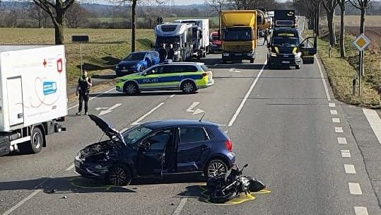 Bei einem schweren Unfall auf der B3 bei Buxtehude ist am Freitag ein Motorradfahrer schwer verletzt worden. Bei einem schweren Unfall auf der B3 bei Buxtehude ist am Freitag ein Motorradfahrer schwer verletzt worden.