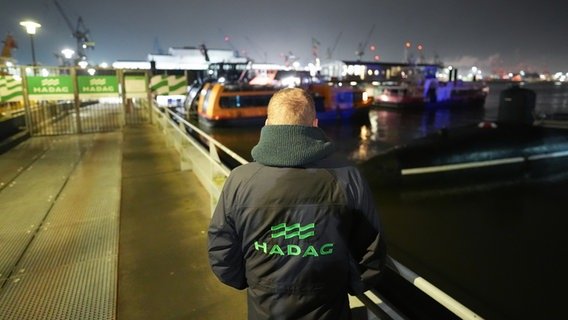 Ein Beschäftigter des Fährbetreibers HADAG steht während eines Streiks auf dem HADAG-Steg am Fischmarkt. (Archivfoto) Ein Beschäftigter des Fährbetreibers HADAG steht während eines Streiks auf dem HADAG-Steg am Fischmarkt. (Archivfoto) © picture alliance/dpa |