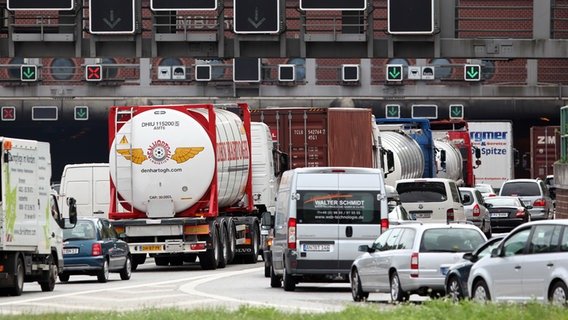 Stau vor dem Elbtunnel in Hamburg © picture alliance / dpa Foto: Bodo Marks