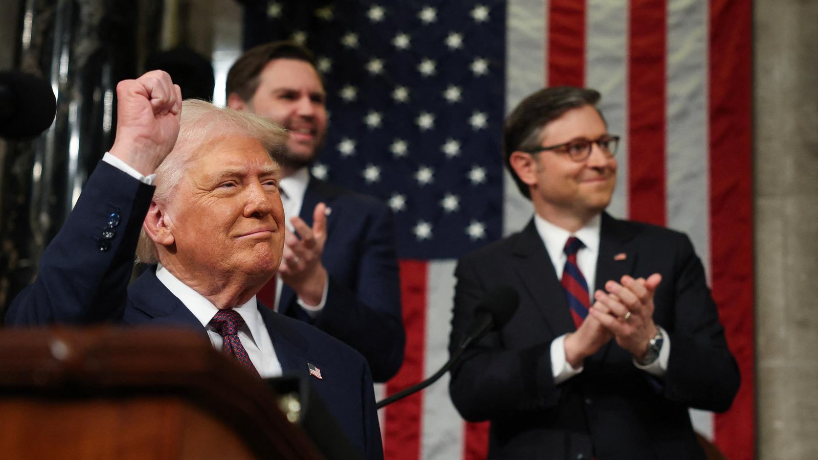 US-Präsident Trump steht an einem Rednerpult im Kongress und hebt die Faust. US-Präsident Trump steht an einem Rednerpult im Kongress und hebt die Faust.