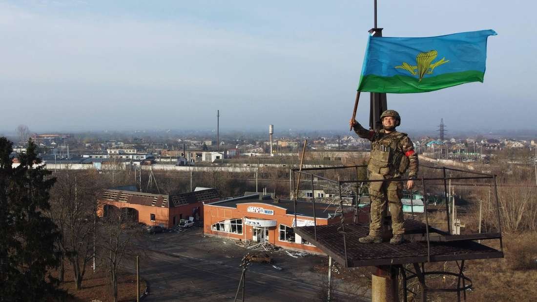 Ein russischer Soldat schwingt eine Flagge seiner Einheit über der zurückeroberten Stadt Sudscha in Kursk.