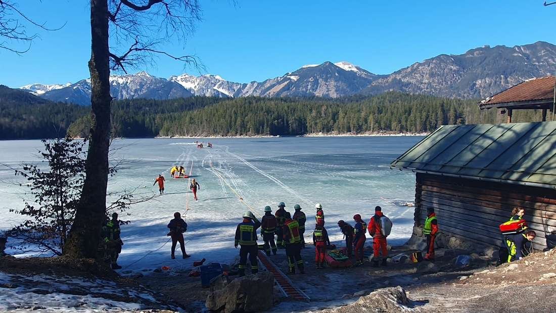 Aktuell sind mehrere Einsatzkräfte am Eibsee im Einsatz, nachdem Personen auf dem Eis eingebrochen sind.