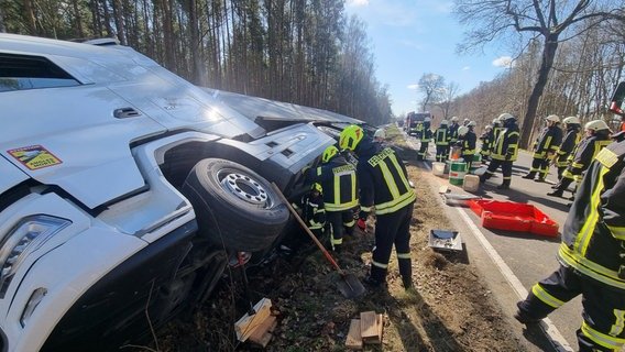 Ein LKW liegt nach einem Unfall auf der Seite. Ein LKW liegt nach einem Unfall auf der Seite. © Michael-Günther Bölsche Foto: Michael-Günther Bölsche