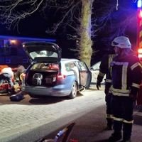Eine fünfköpfige Familie ist am Donnerstagabend in einem Auto in Ohof gegen einen Baum geprallt. Unfall Ohof 23.03.25