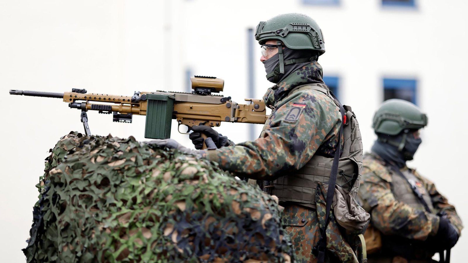 Bundeswehrsoldat mit Maschinengewehr. Bundeswehrsoldat mit Maschinengewehr.