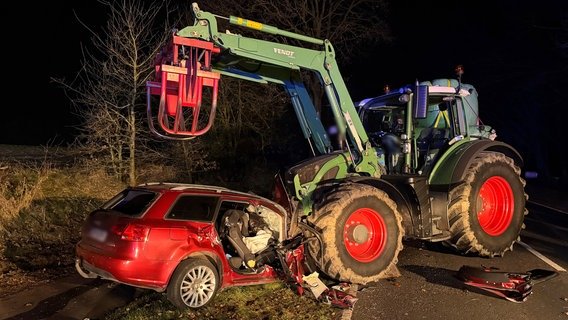 Börger: An der Unfallstelle sind ein stark beschädigter PKW und ein Traktor zu sehen. Börger: An der Unfallstelle sind ein stark beschädigter PKW und ein Traktor zu sehen. © dpa-Bildfunk Foto: Matthias Brüning